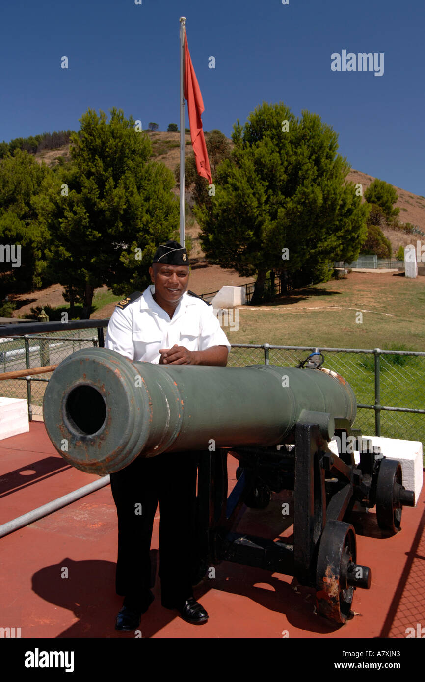 Chief Petty Officer Dudley malghe in posa a fianco del cannone di mezzogiorno il cannone a Cape Town. Foto Stock