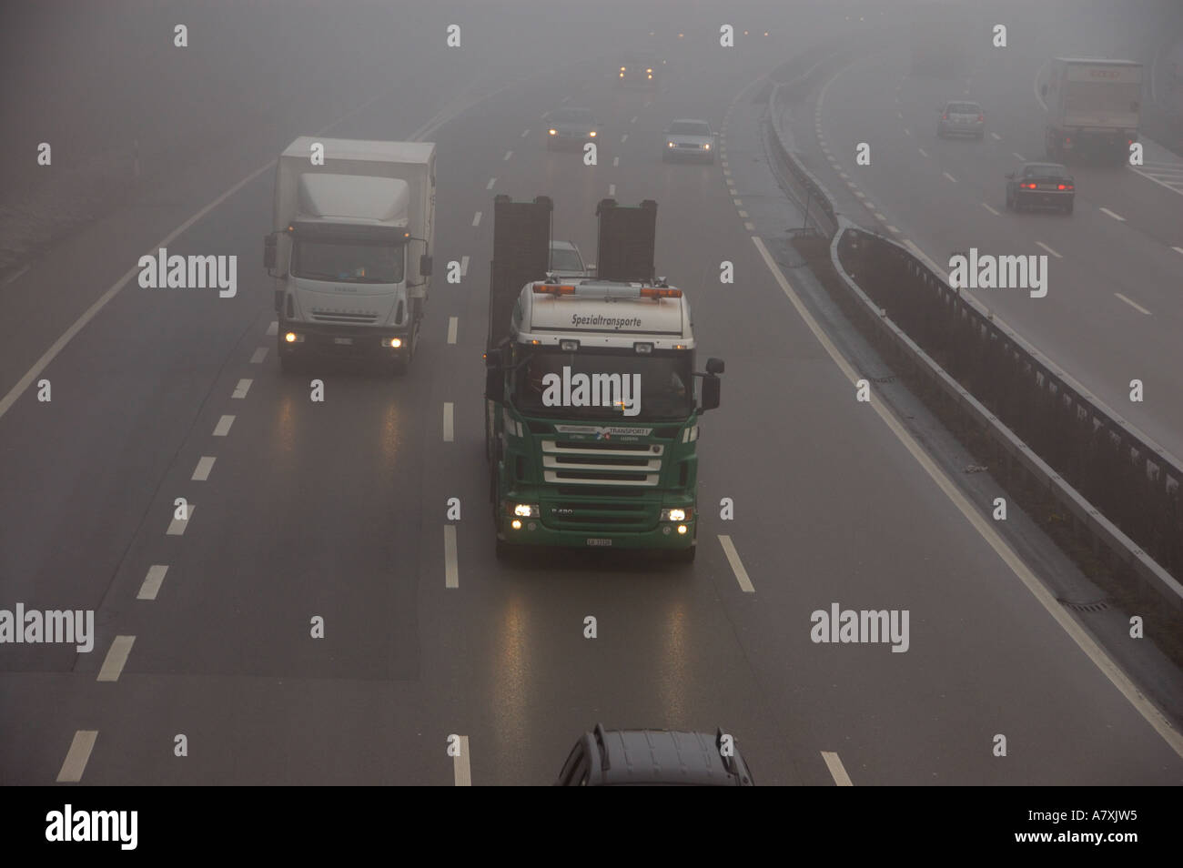 La nebbia sul motore in autostrada in Svizzera. (C) da uli nusko, CH-3012 Berna. Foto Stock