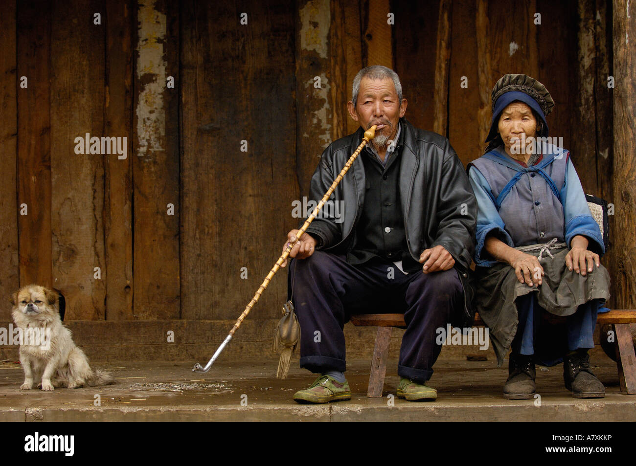 Naxi uomo di fumare a stelo lungo tubo di bambù di Lijiang, nella provincia dello Yunnan in Cina Foto Stock