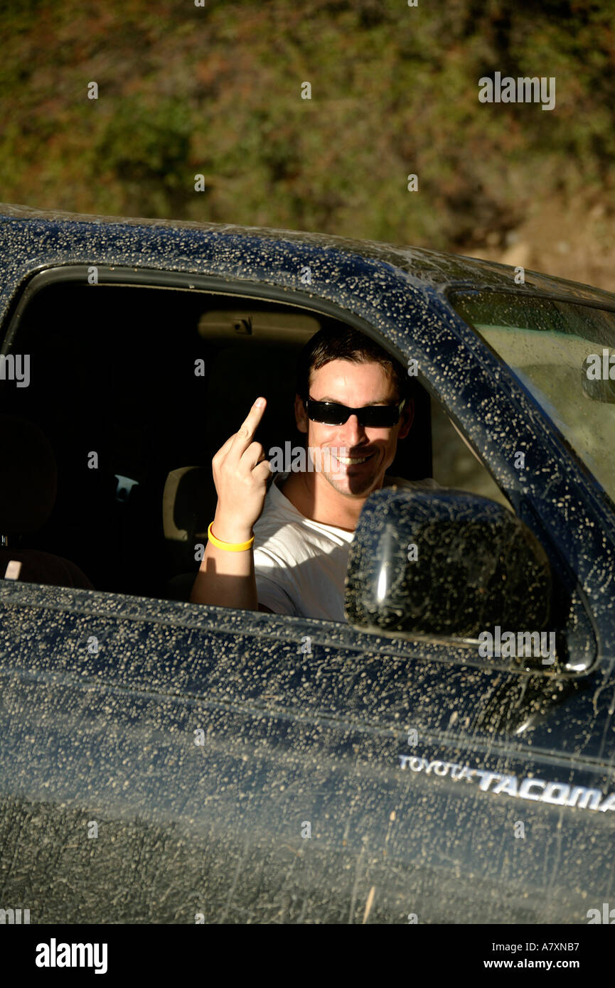 Uomo in auto dando V-SIGN Foto Stock