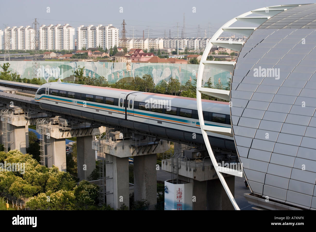 Asia, Cina Shanghai MagLev (levitazione magnetica) treno scivola nella  stazione adiacente al Longyang Lu Stazione della Metropolitana Foto stock -  Alamy
