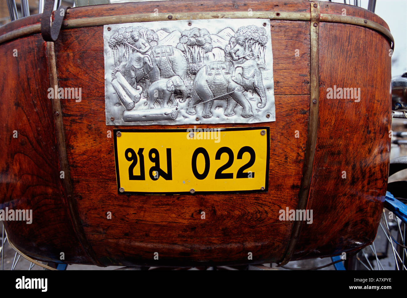 Vista posteriore del legno naturale samlor con elefante artwork, Chiang Mai, Thailandia Foto Stock