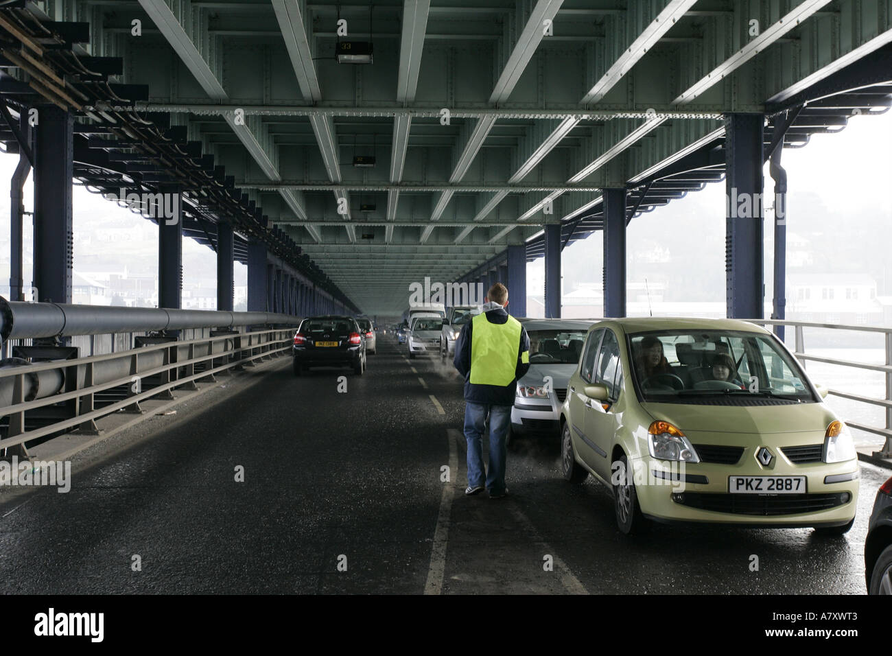 Gli operatori della carità fare una collezione dal driver del veicolo sul ponte inferiore del Craigavon double deck ponte stradale Foto Stock