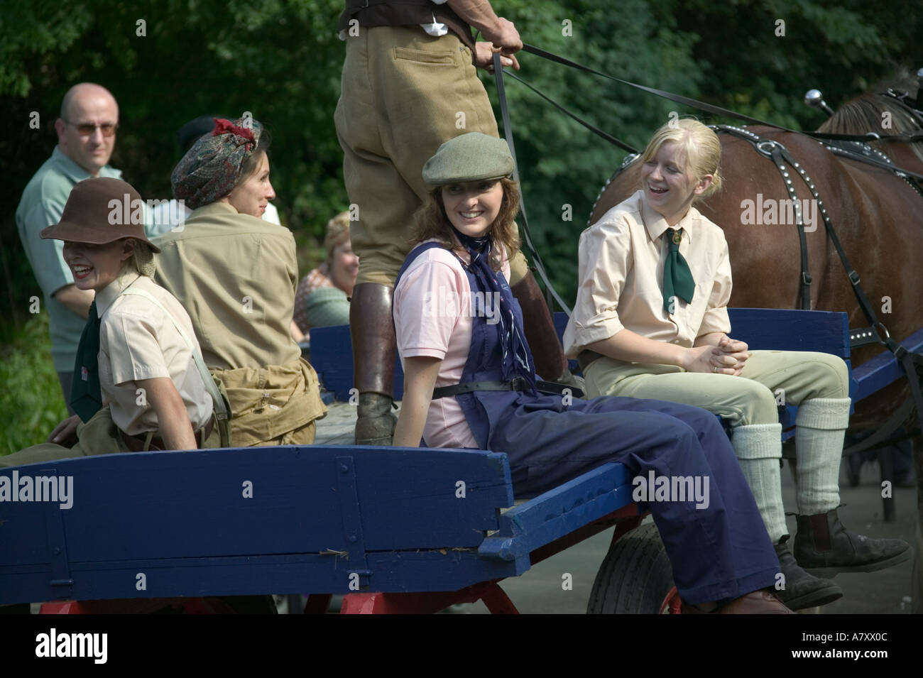 La gente vestita in 1940's costumi A LIVELLO NAZIONALE TRAMWAY MUSEUM,CRICH,DERBYSHIRE,Inghilterra Foto Stock