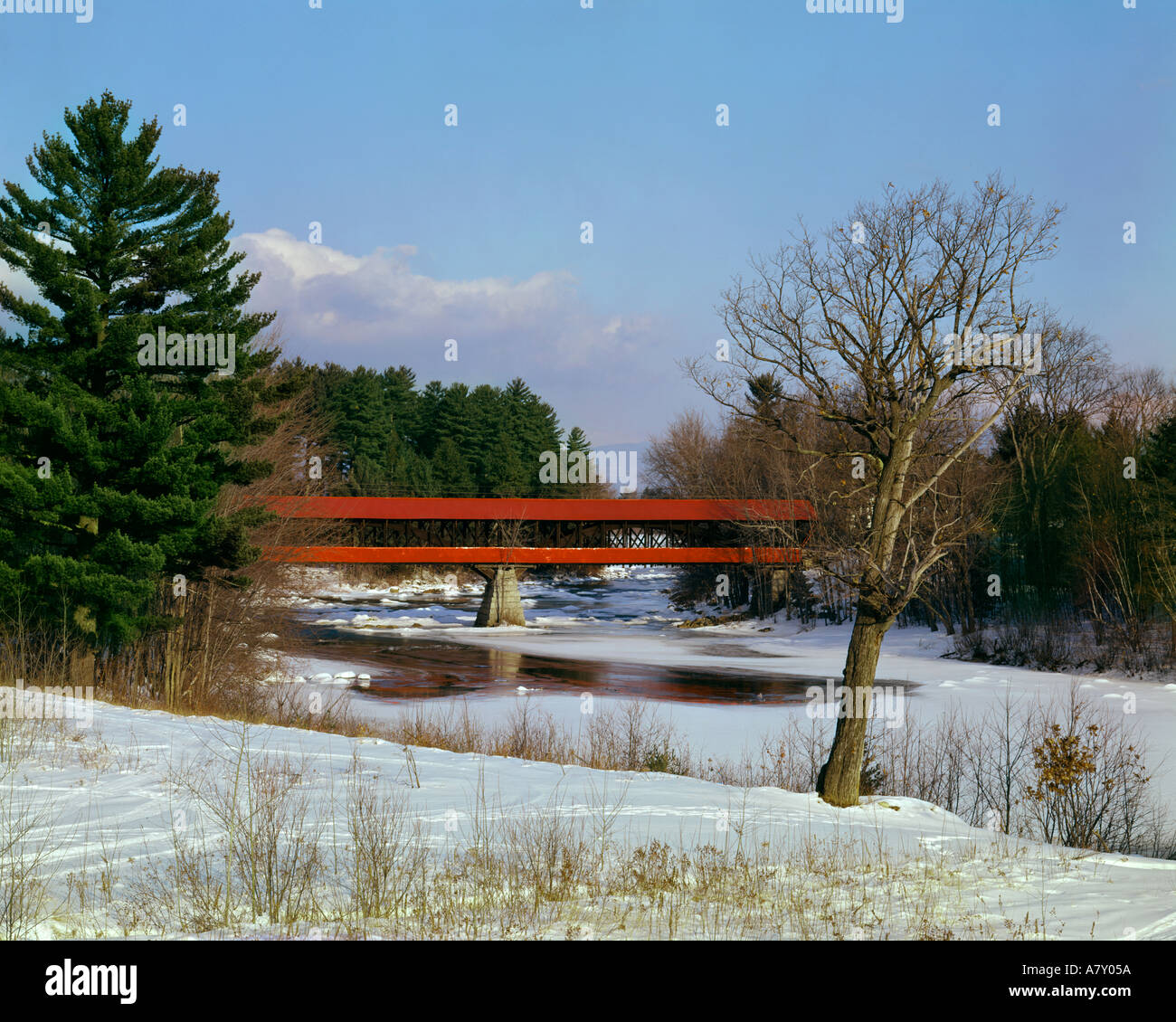 Swift fiume ponte coperto nelle vicinanze Conway New Hampshire USA Foto Stock