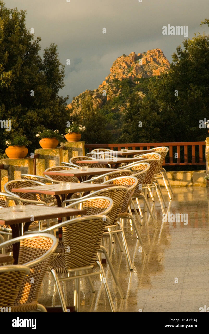 L'Europa, Francia, Corsica, Piana. Elegante sala da pranzo esterna opzione a Hotel des Roches Rouges. Tramonto su Les Calanches Foto Stock