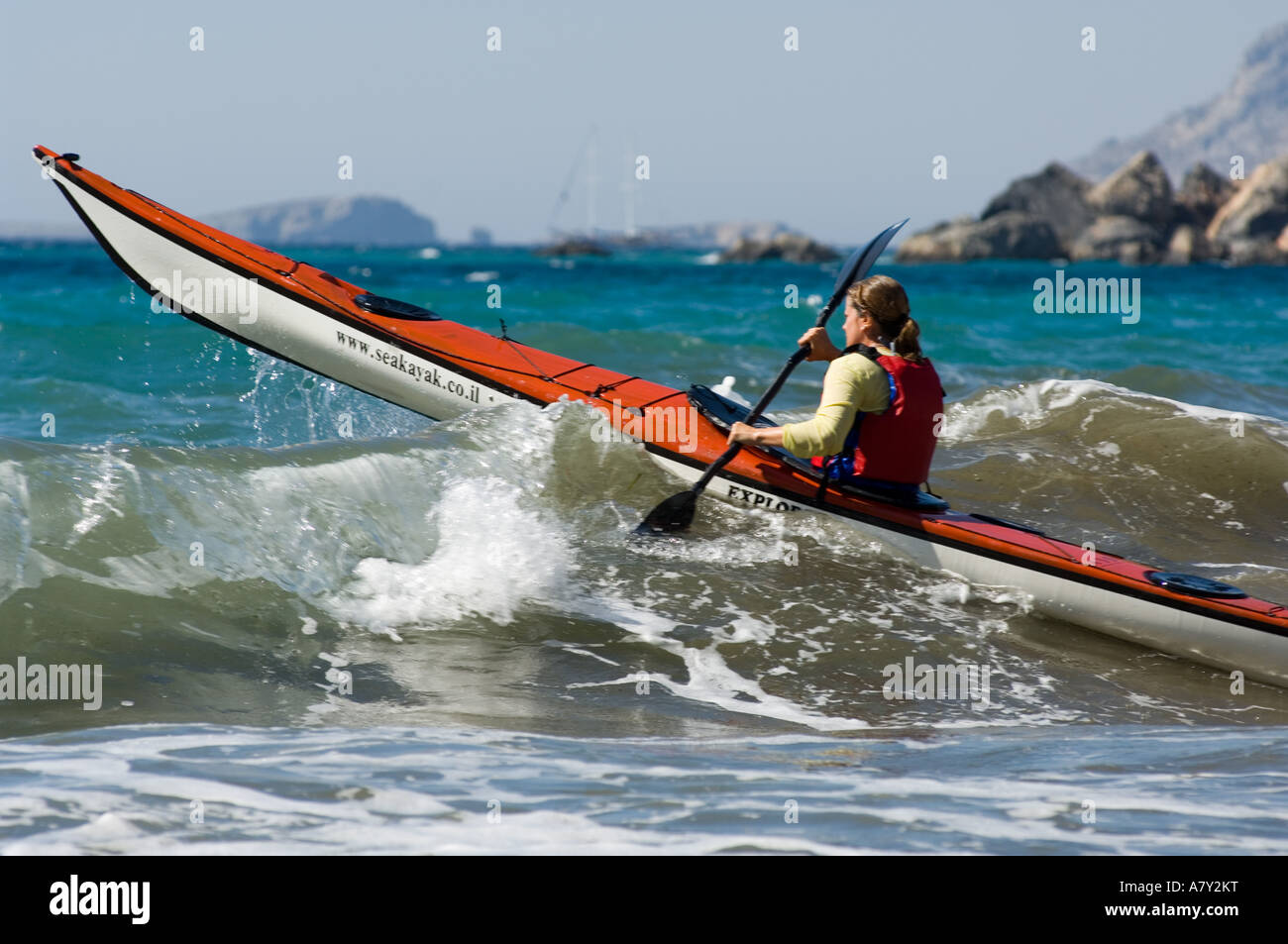 Kayak surf a Kantouni. Kalymnos isola, isole Dodecanesi, Grecia. (MR) Foto Stock