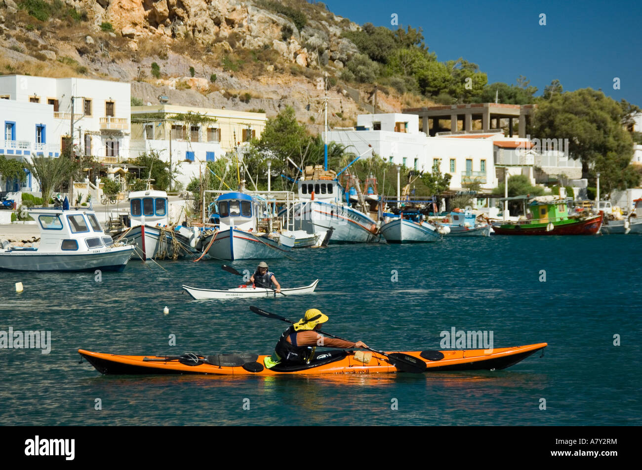 Kayak di mare nel Pandeli porto. Leros, Dodecanneso isole, Grecia (MR) Foto Stock