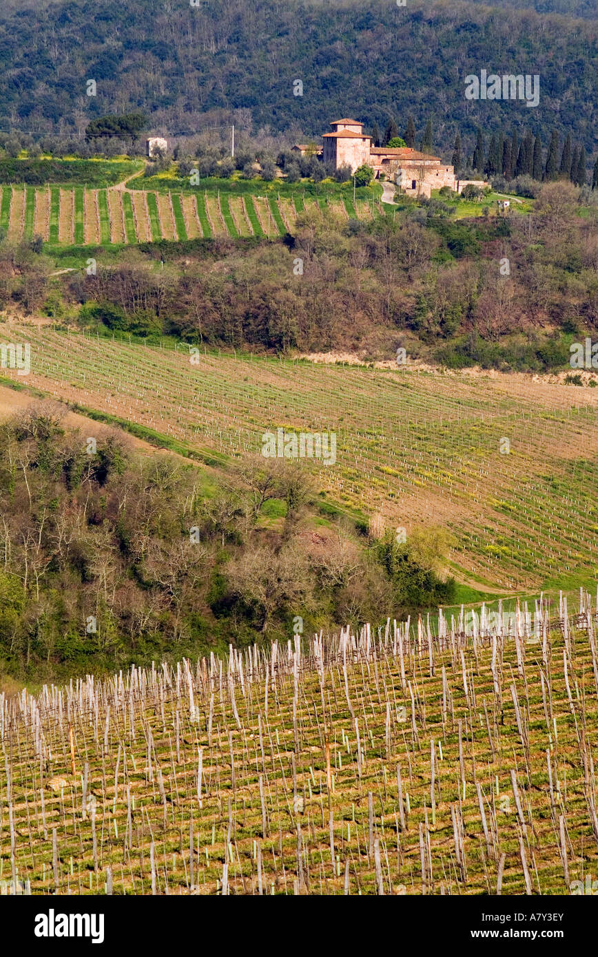 Una grande cantina in pietra si erge sopra vigneti nella zona Chianti della Toscana, vicino a Greve in Chianti, Italia. Foto Stock