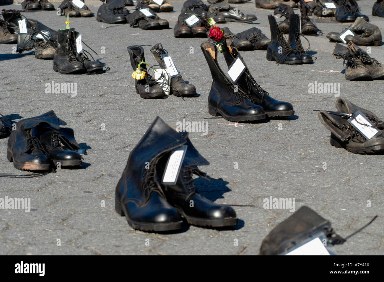 Più di 960 combattere gli scarponi sono in mostra presso la Union Square  Park che rappresenta una coppia per ogni soldato americano ucciso nella  guerra in Iraq Foto stock - Alamy