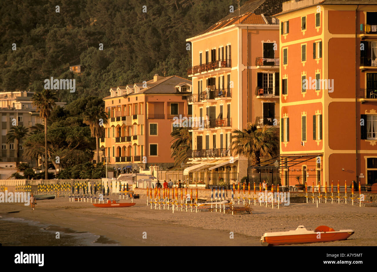 L'Europa, Italia, Liguria, Riviera di Ponente, Laigueglia. La luce del mattino su edifici del porto. Foto Stock