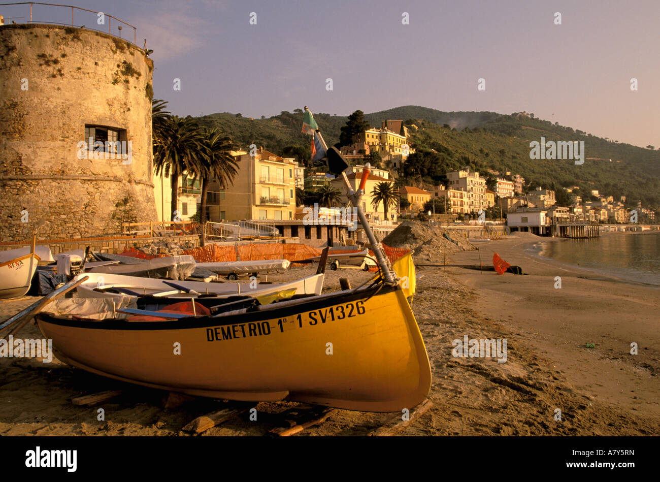 L'Europa, Italia, Liguria, Laigueglia, la Riviera di Ponente. Barche da pesca / mattina. Foto Stock