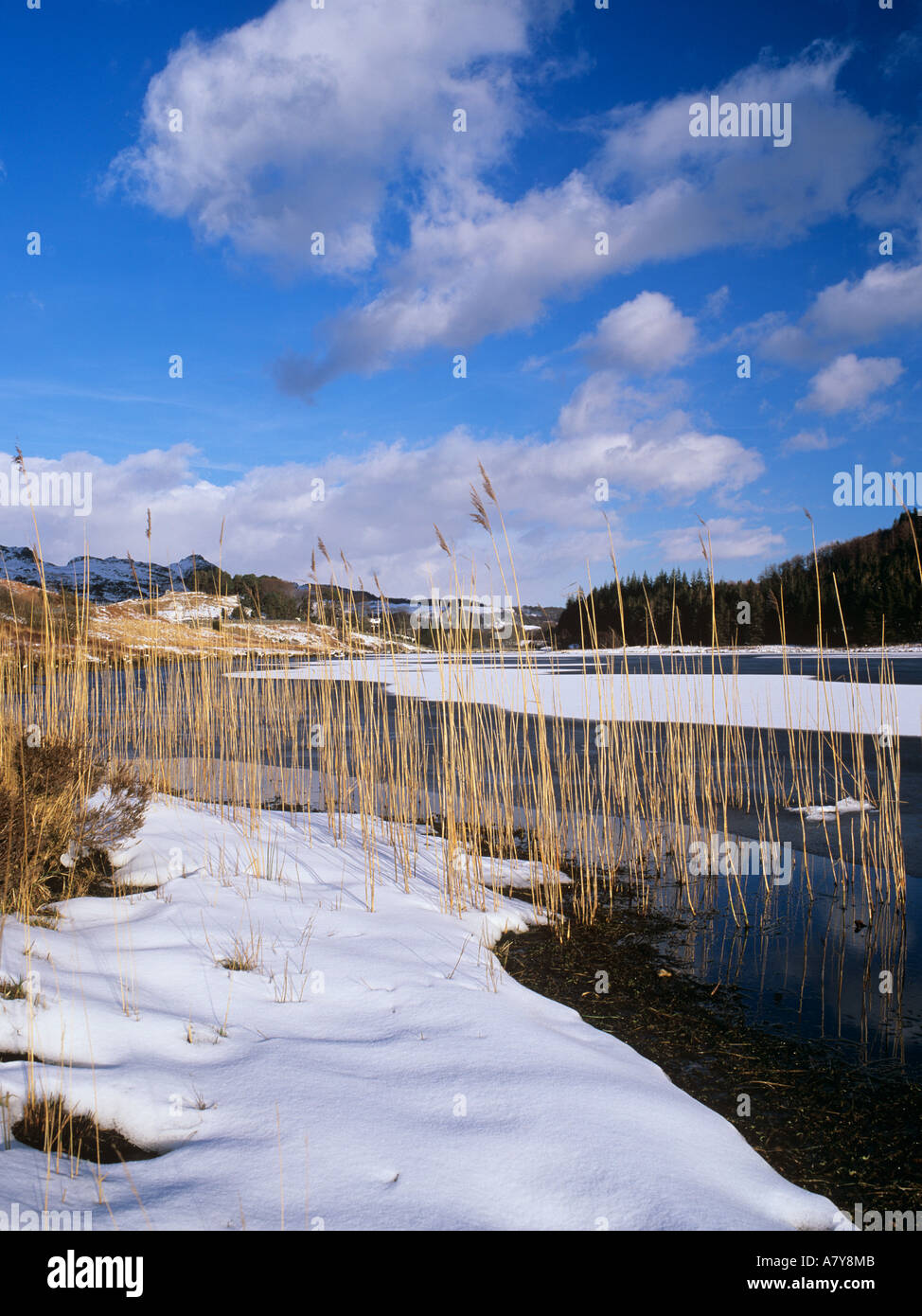 LLYNNAU MYMBYR parzialmente lago ghiacciato con neve Capel Curig Snowdonia North Wales UK Gran Bretagna Foto Stock