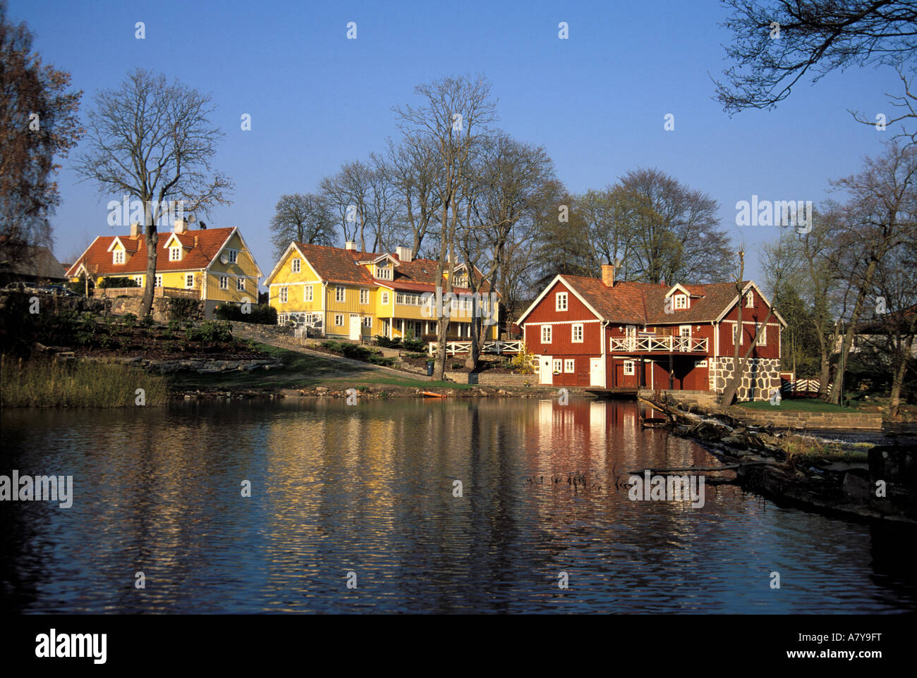 La Svezia, Skane, Tollarp. Case dal fiume (Vramsan). Foto Stock