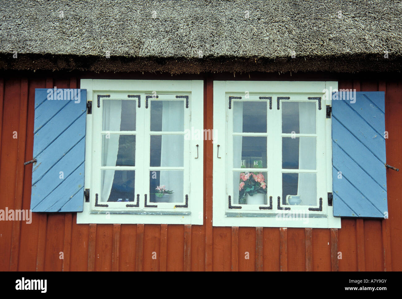 La Svezia, Skane, Arild. Finestra sul fisheman tradizionale della casa. Foto Stock