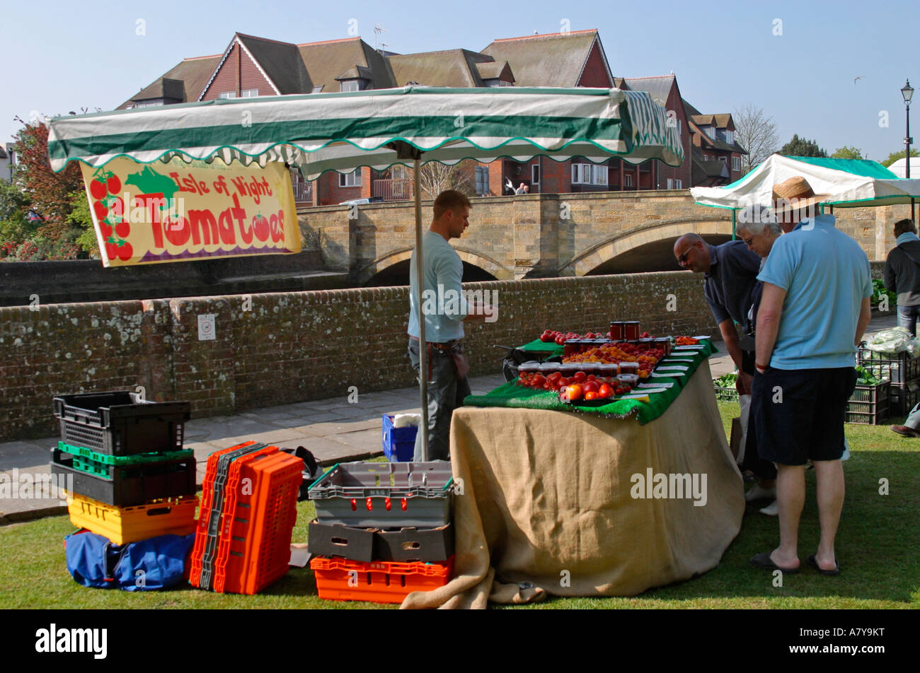 La gente che compra i pomodori ad un mercato Inglese Degli Agricoltori in Arundel, Sussex occidentale, Regno Unito Foto Stock