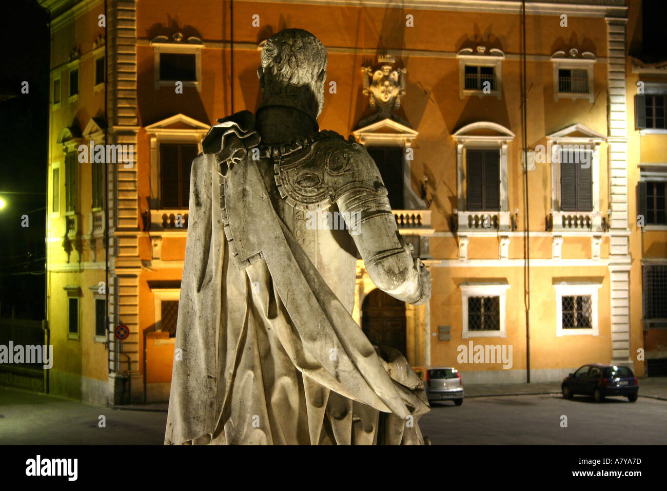 Vista di una piazza di notte a Pisa Foto Stock
