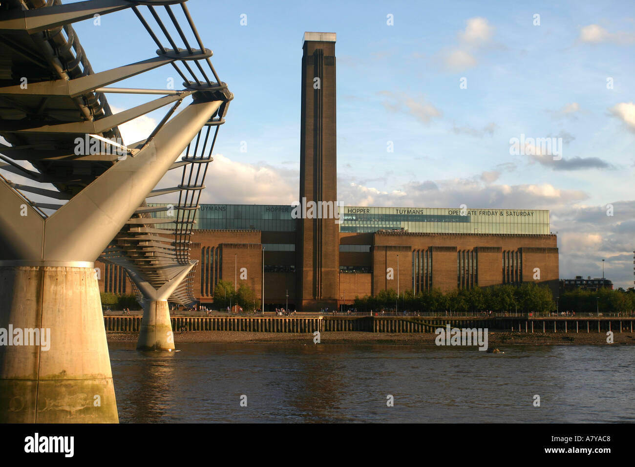 Millennium Bridge il Tamigi e la Tate Modern nel tardo pomeriggio Foto Stock