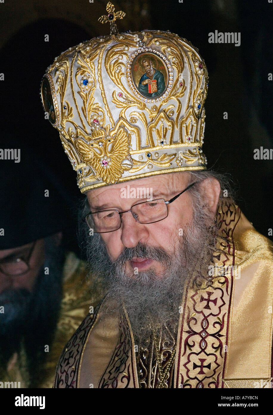 Il vescovo Artemije di Raska e Prizren eseguire litury. - Non può essere utilizzato in diffamazione nei confronti della Serbia. Foto Stock