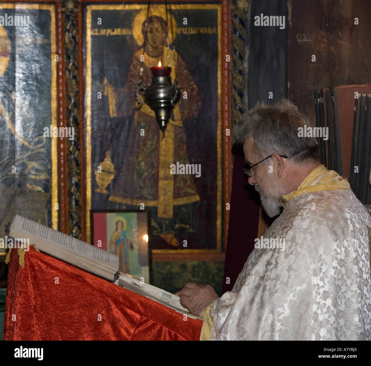 Serbo-ortodossa sacerdote di Velika Hoca qui, Padre Milenko esegue la liturgia mattutina nel XIV secolo Sveti Stefan Chiesa. Foto Stock