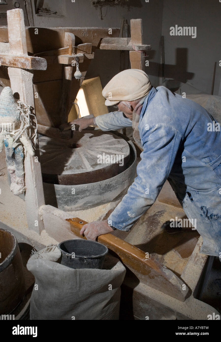 Froka Rocco Dokic possiede il mulino in Serbo Croato l villaggio di Letnica, alta nelle montagne del Kosovo. Foto Stock