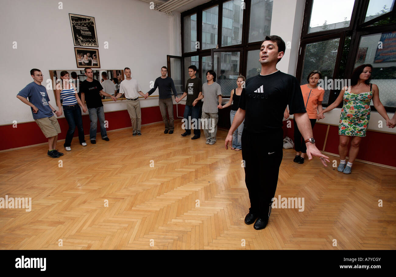 Serbo il Kolo tradizionale corso di danza a Abrasevic danza. Foto Stock