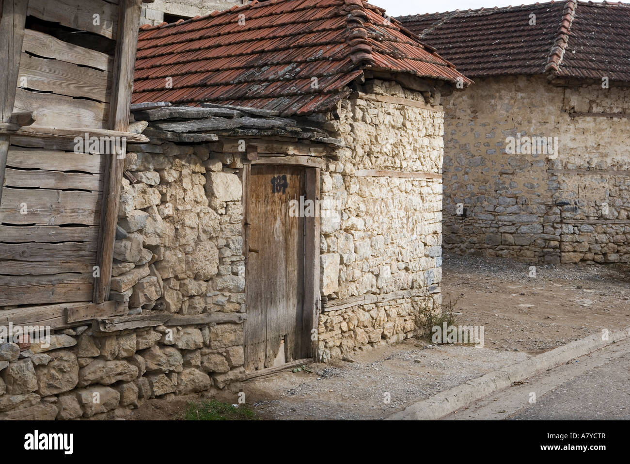 Il minuscolo beseiged enclave serba di Velika Hoca, il quale è interamente circondato da sconfinare villaggi albanesi. Foto Stock