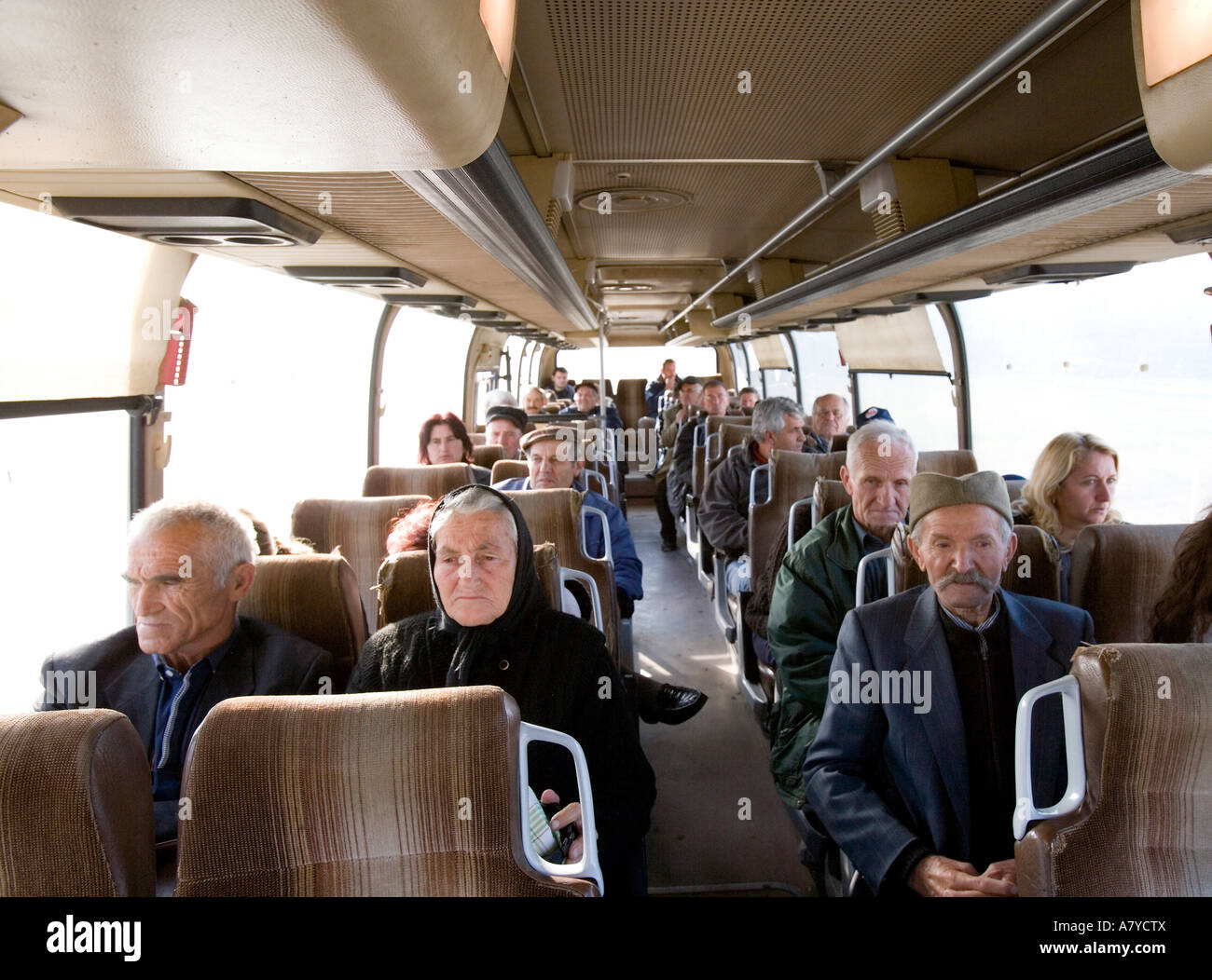 Le Nazioni Unite esegue un limitato servizio bus per i serbi del Kosovo tra loro enclave isolate Foto Stock