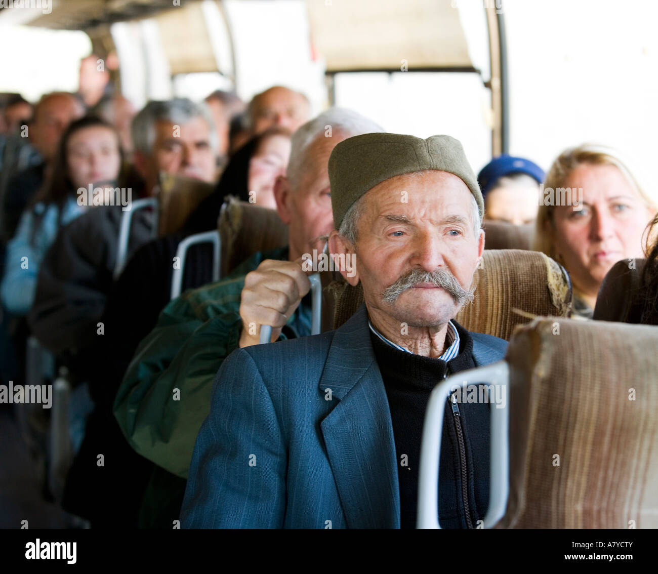 Le Nazioni Unite esegue un limitato servizio bus per i serbi del Kosovo tra loro enclave isolate Foto Stock