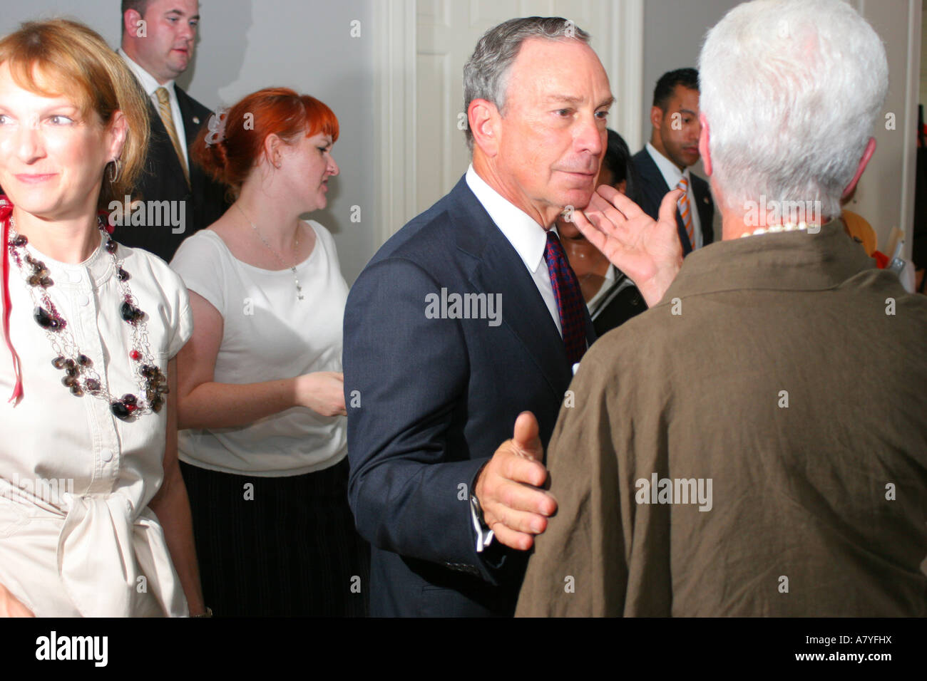 New York City mayor Michael Bloomberg saluta i tifosi in occasione di un evento nell'estate del 2006 Foto Stock