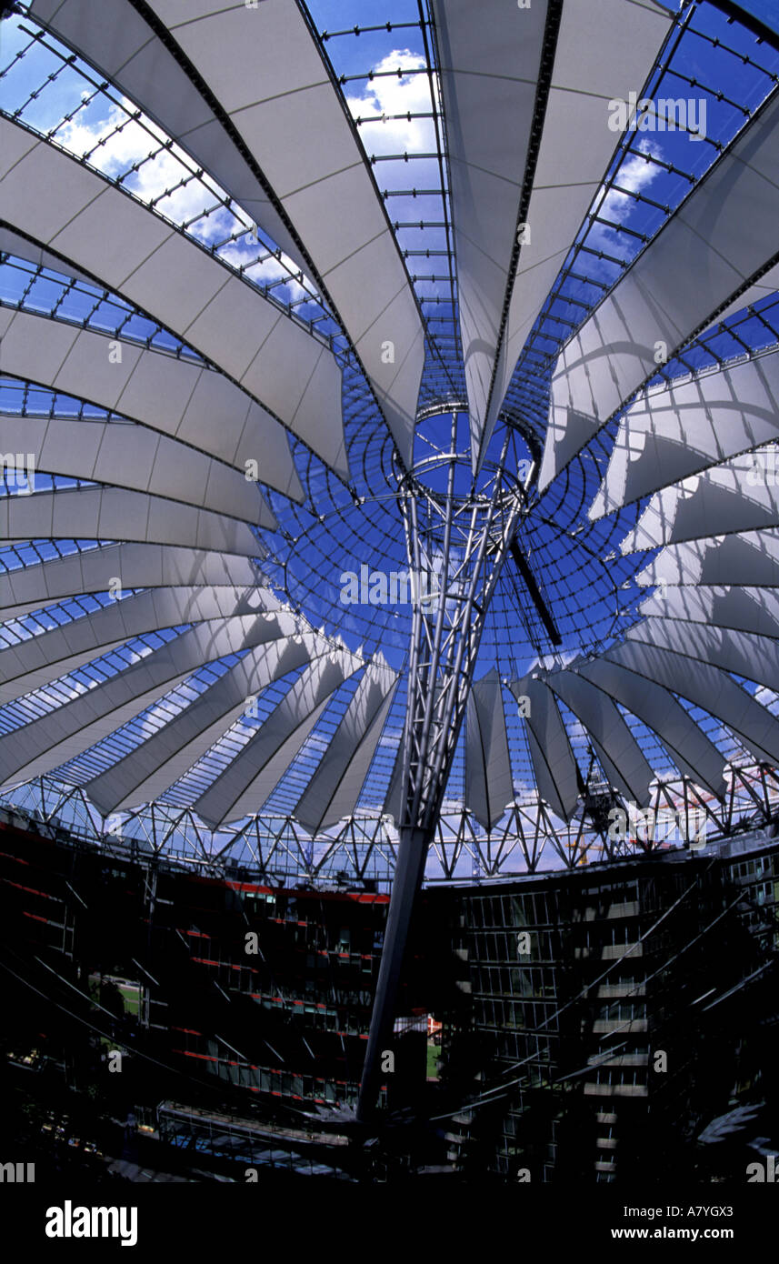 Germania, Berlino, Postdamer Platz, la cupola di vetro del Sony Center dall'architetto Helmut Jahn Foto Stock