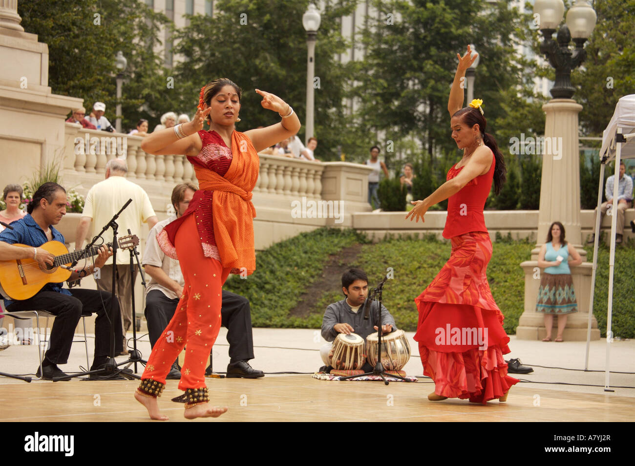 Due donna spagnola di fusione e indù stili di danza il Millennium Park Chicago Illinois Foto Stock