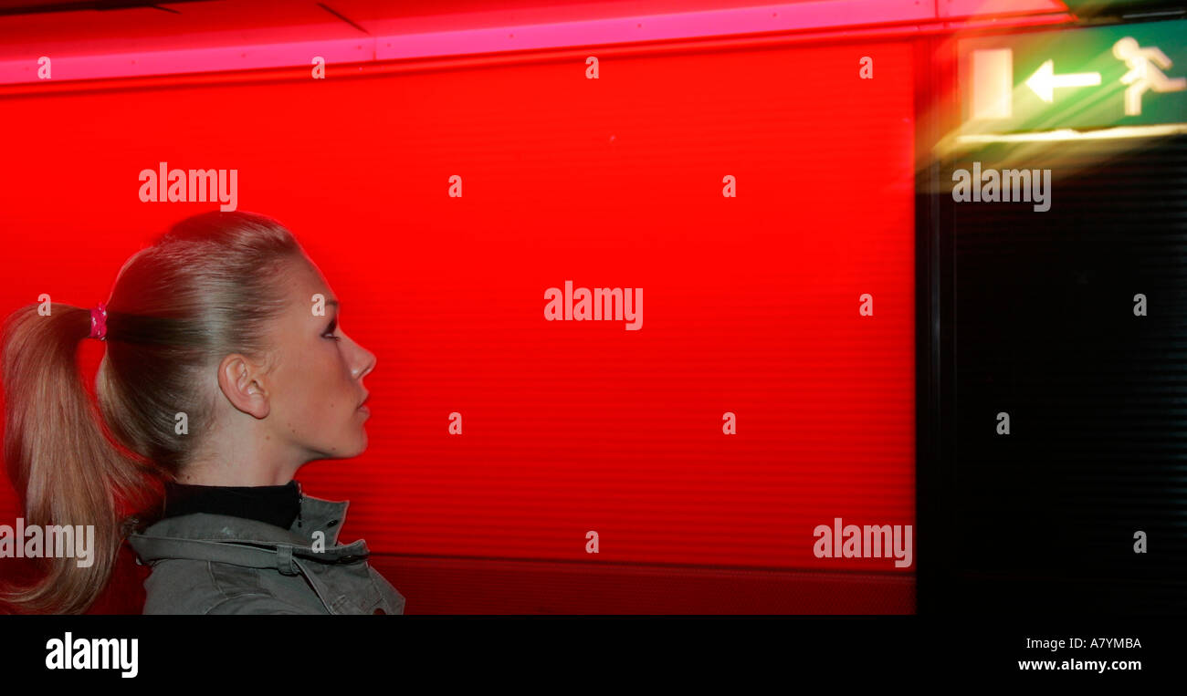 Giovane donna bionda in strani LIGHTING Foto Stock