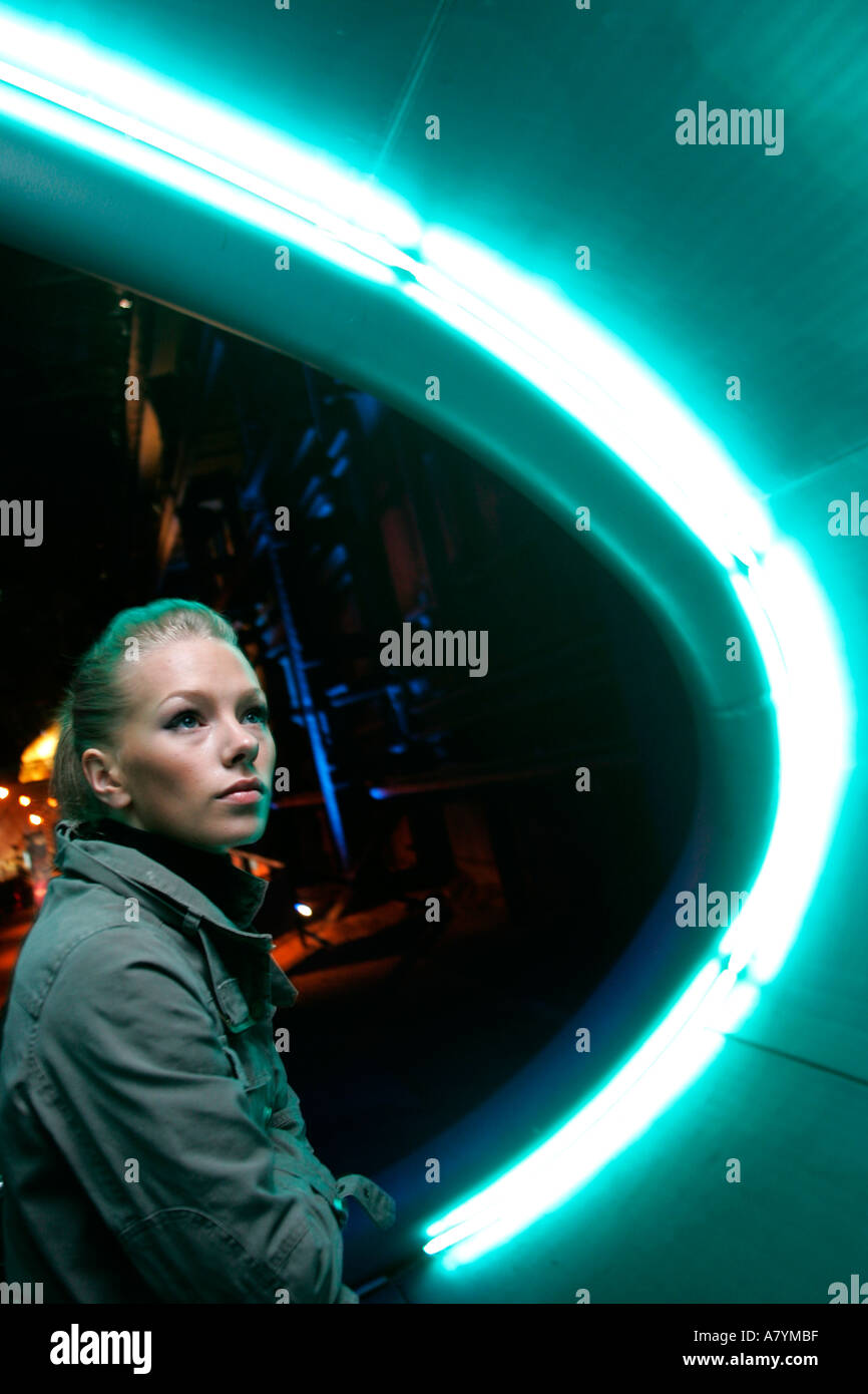 Giovane donna bionda in strani LIGHTING Foto Stock