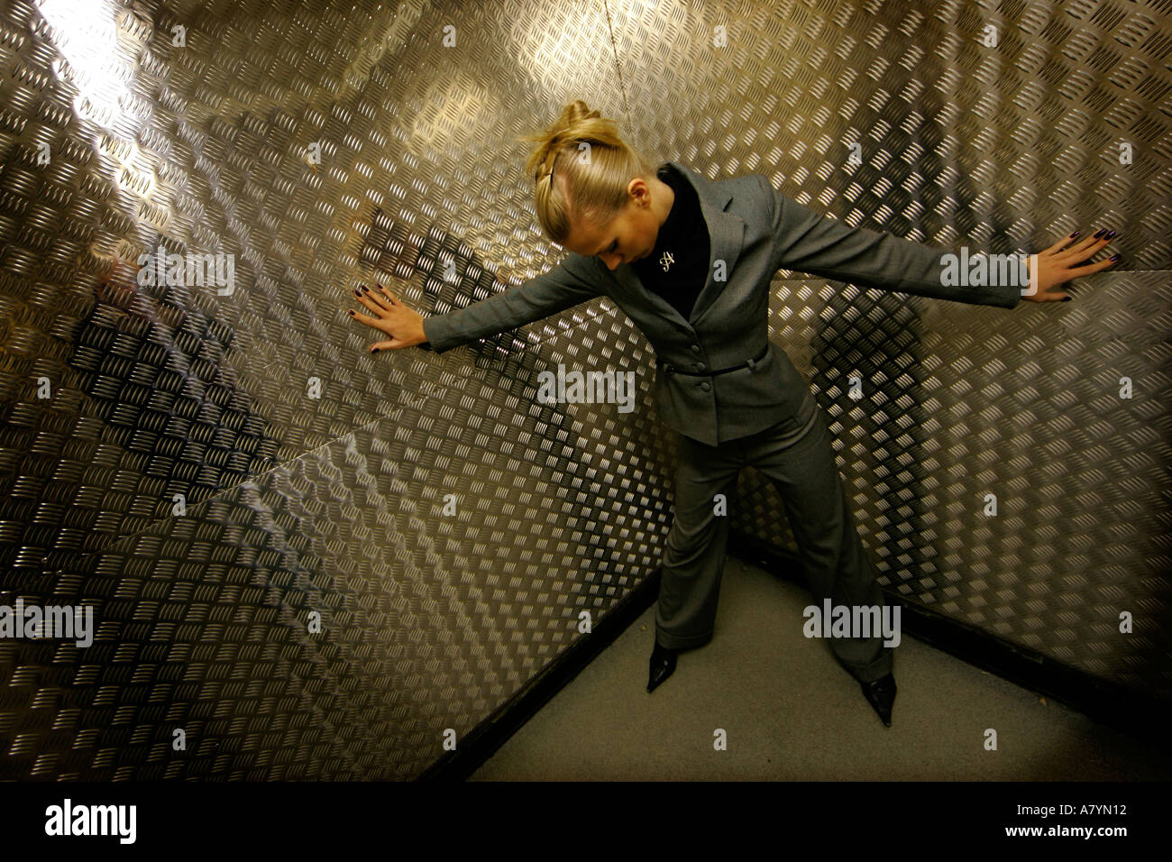 YOUNG Business Woman in sollevamento-strano umore Foto Stock