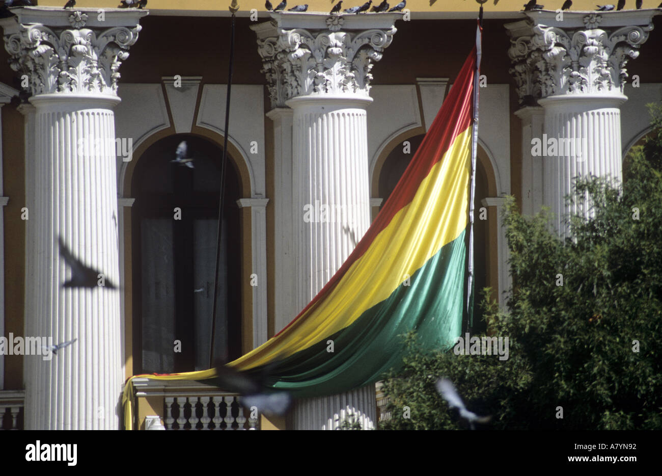 Bandiera boliviana sulla facciata del palazzo del congresso di La Paz Foto Stock