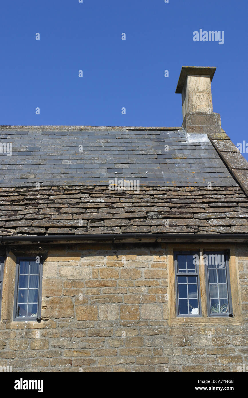Materiali di copertura tradizionali in pietra e materiale moderno il contrasto di stili Foto Stock