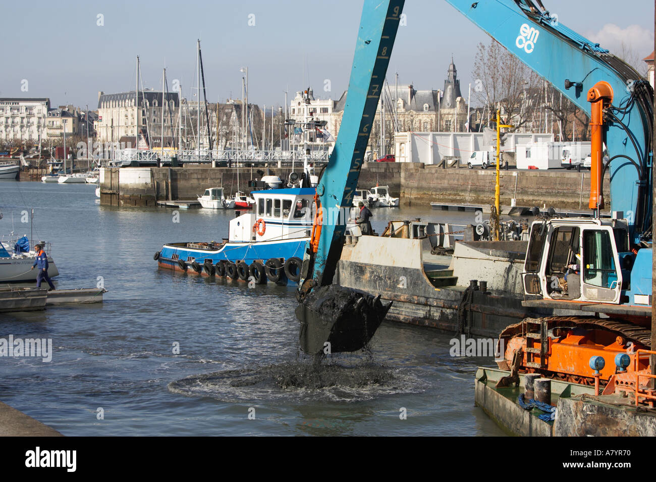 Limo piattaforma di dragaggio in un porto in Francia Foto Stock