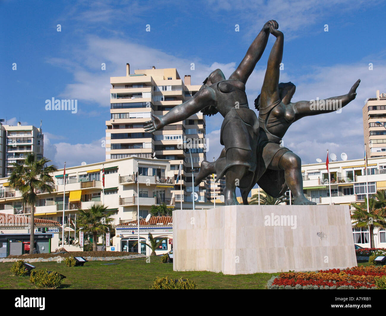 Torremolinos Costa del Sol Malaga Provincia Spagna Statua di Pablo Picasso dipinto due donne correre sulla spiaggia la gara Foto Stock