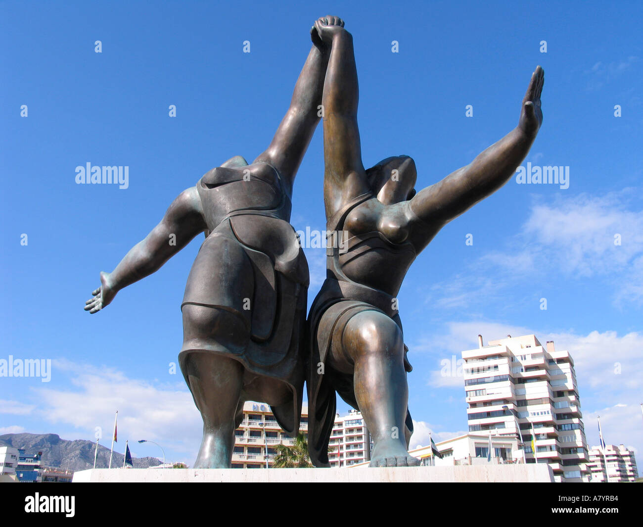 Torremolinos Costa del Sol Malaga Provincia Spagna Statua di Pablo Picasso dipinto due donne correre sulla spiaggia la gara Foto Stock