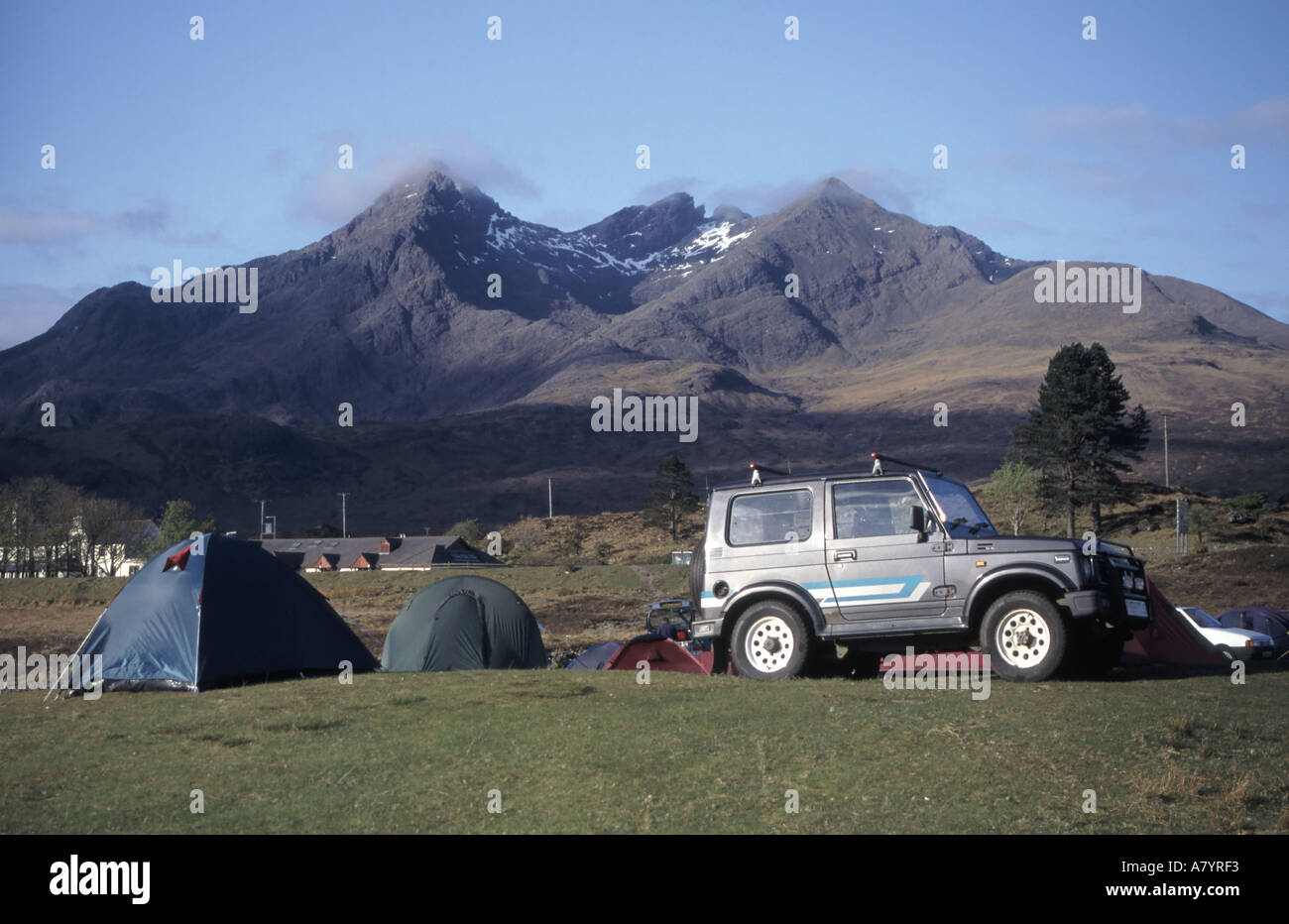 Le auto dell'isola di Skye di Sligachan sono parcheggiate accanto alle tende sul campeggio con le montagne Cuillin oltre, nella popolare area di arrampicata per passeggiate Foto Stock