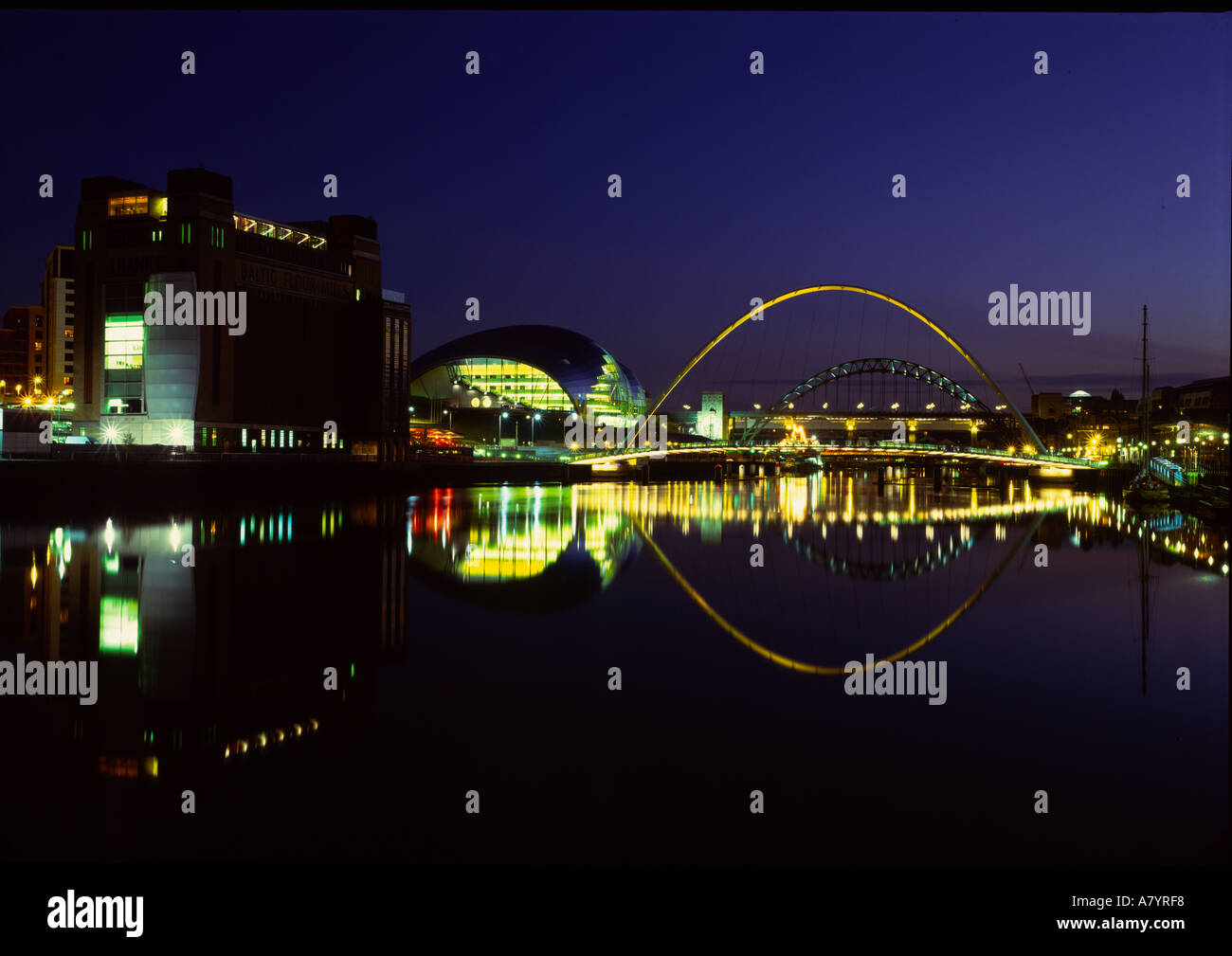 E Gateshead Newcastle quaysides di notte tyne and wear uk Foto Stock