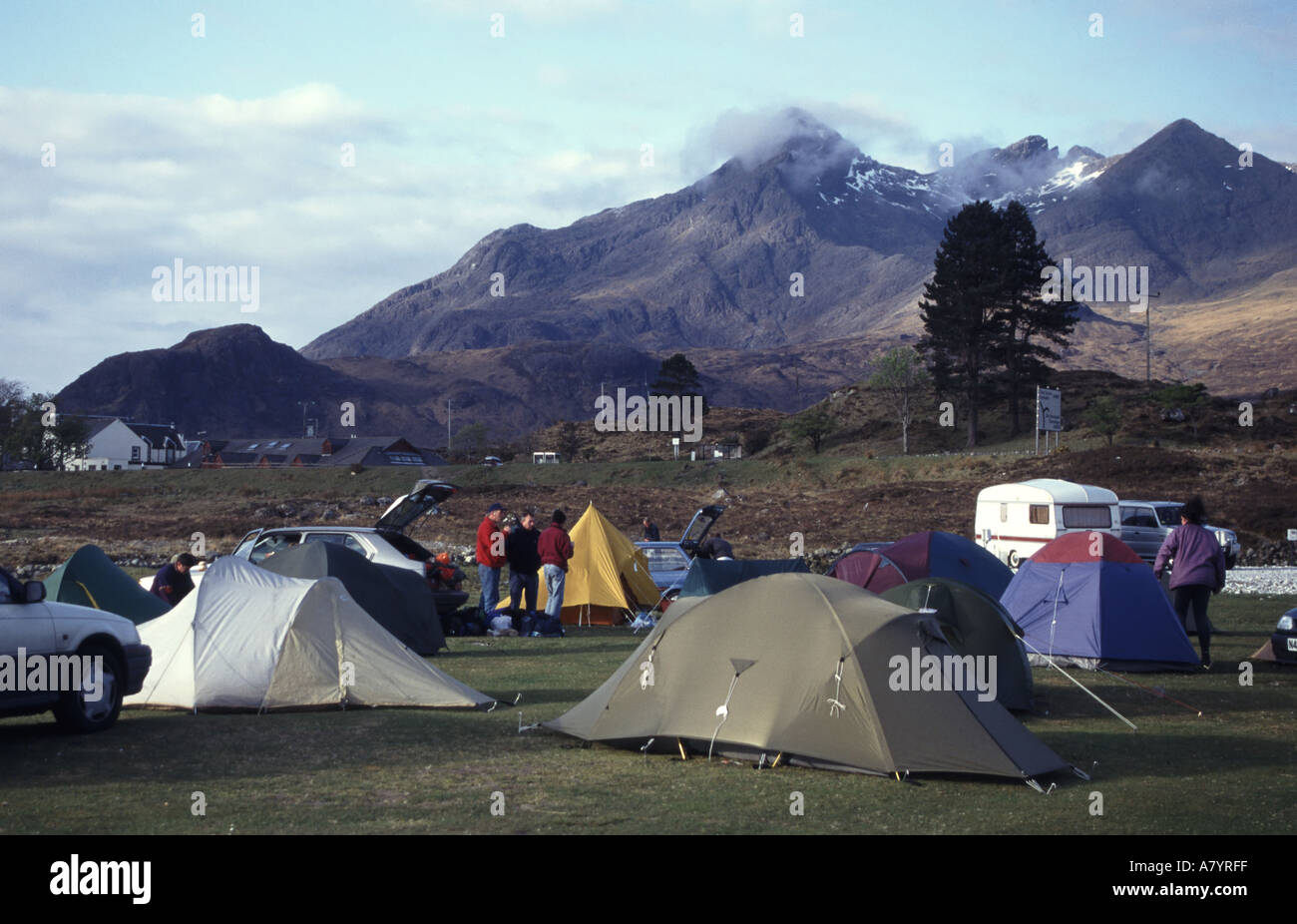 Le auto dell'isola di Skye di Sligachan sono parcheggiate accanto alle tende sul campeggio con le montagne Cuillin oltre, nella popolare area di arrampicata per passeggiate Foto Stock