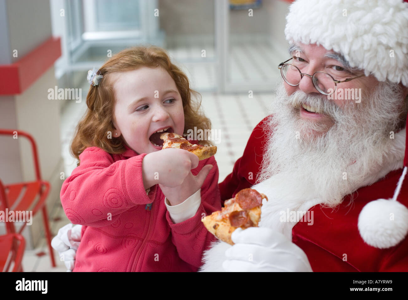 Babbo Natale Pizzeria.Babbo Natale Mangia La Pizza Con Bambina Foto Stock Alamy