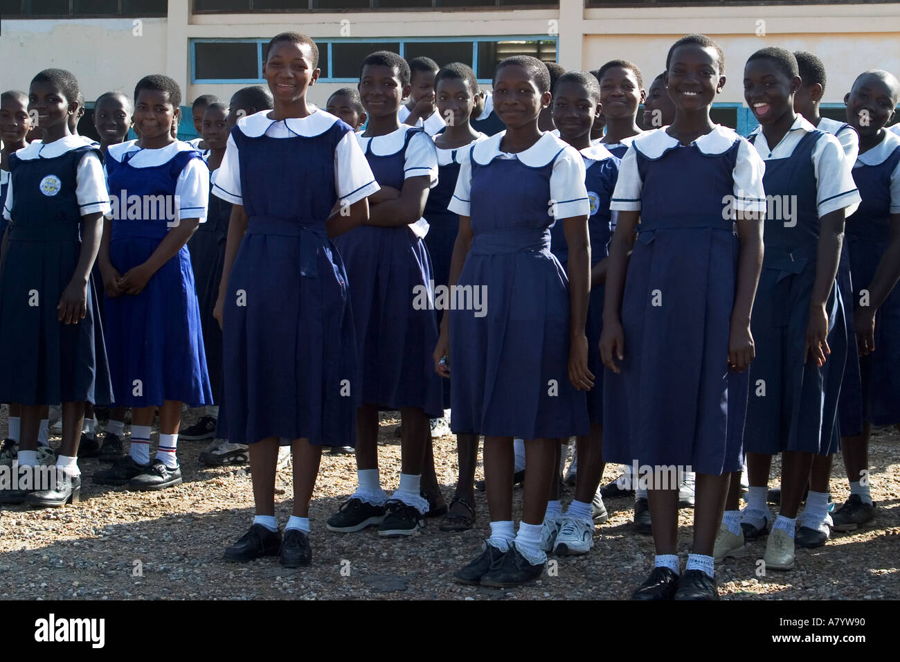 Classe mista gruppo di ragazze senior gli studenti in corrispondenza del gruppo prima di classi in Ghana Africa occidentale Foto Stock