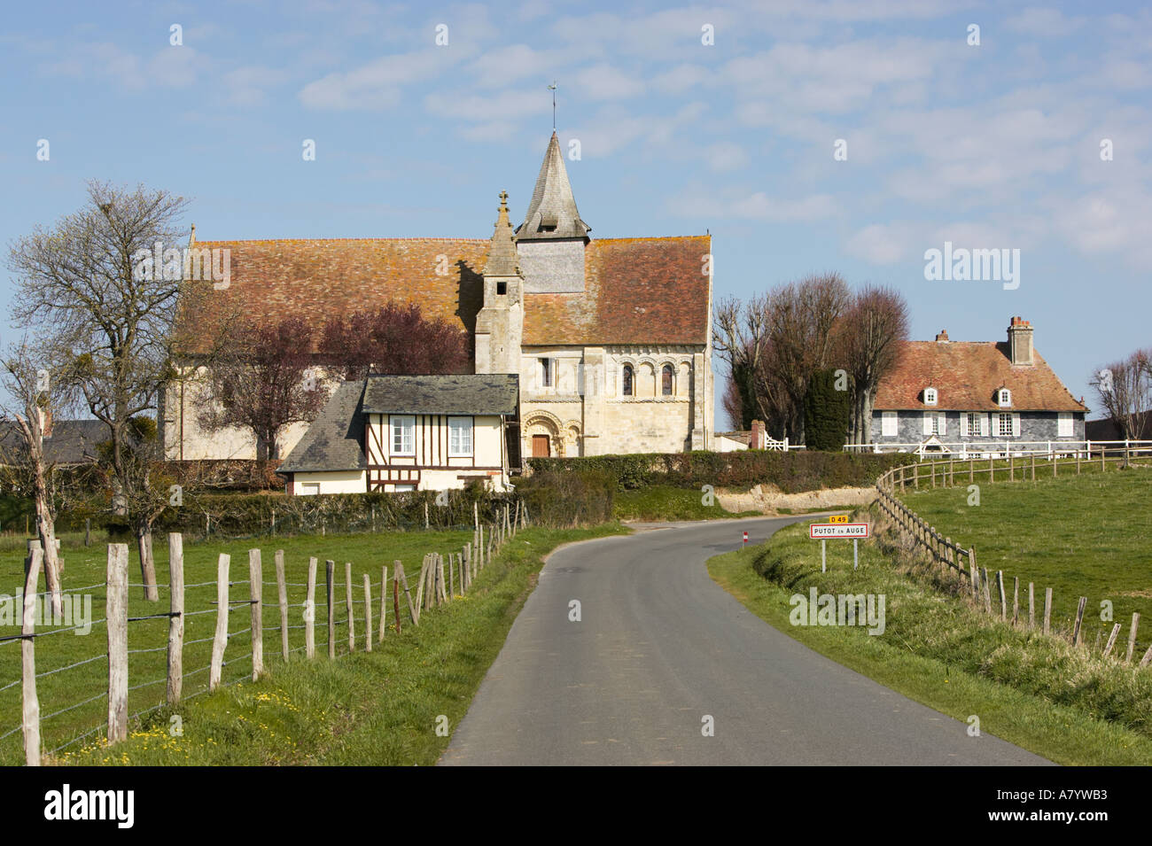 Putot En Auge villaggio e chiesa, Pays d'Auge regione, Calvados, Normandia, Francia Foto Stock