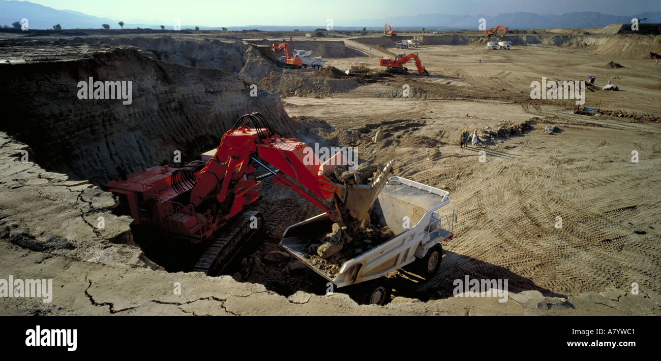 Terreno di scavo durante la costruzione del progetto Hydropower Ghazi Barotha (ex Provincia della frontiera nord-occidentale), Provincia di Khyber Pakhtunkhwa Pakistan Foto Stock