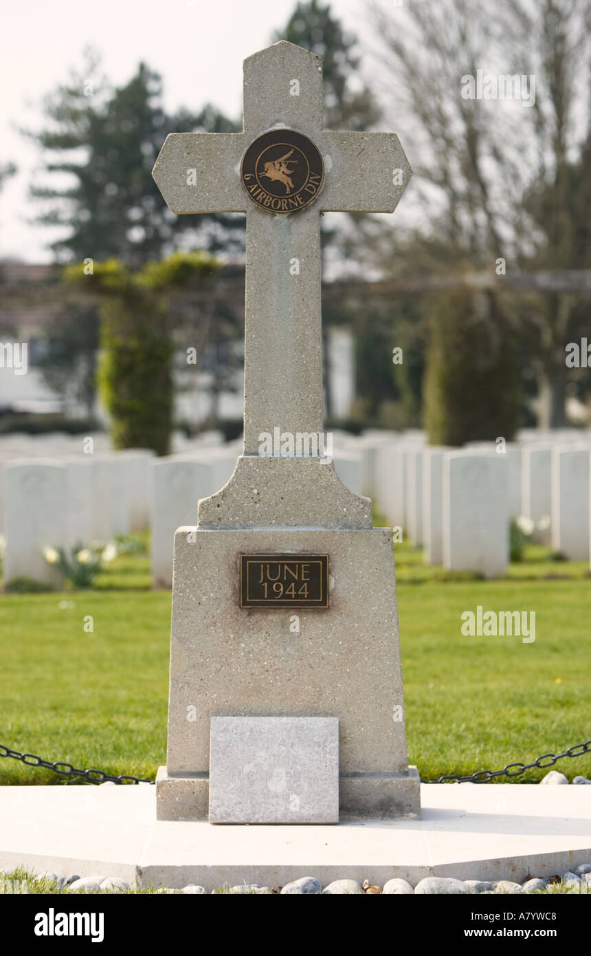 6 britannico airborne monumento Ranville Cimitero Militare Calvados Normandia Francia Foto Stock