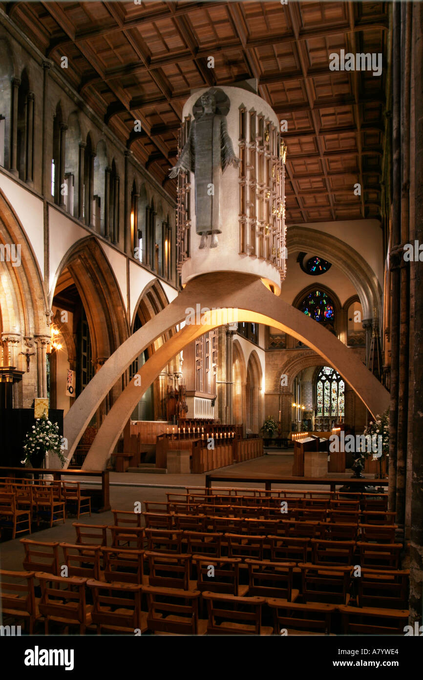 Cattedrale di Llandaff Llandaff Cardiff mostra Sir Jacob Epstein s Cristo in maestà la statua che si trova nella navata centrale Foto Stock