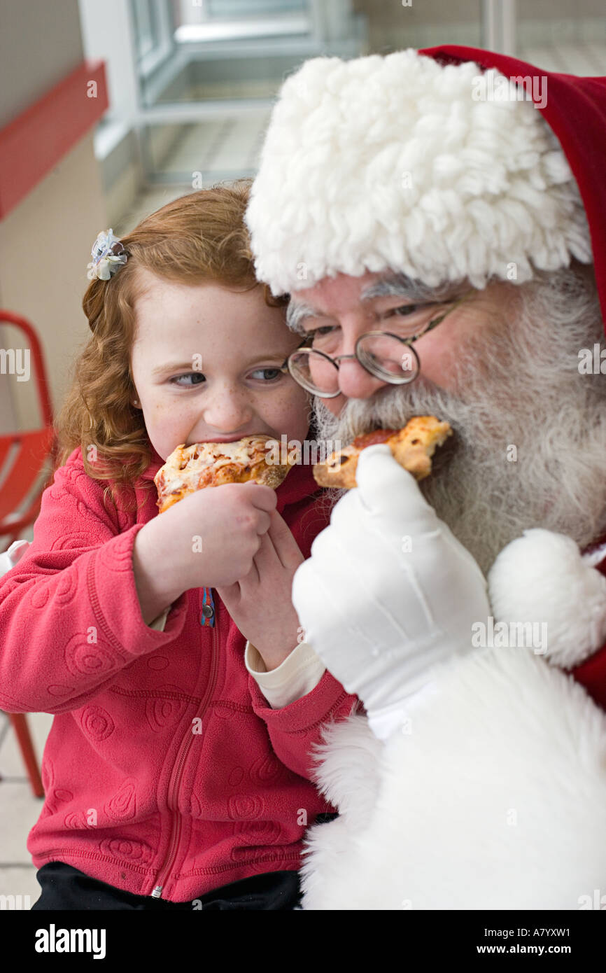 Babbo Natale Pizzeria.Babbo Natale A Mangiare La Pizza Con Bambina Foto Stock Alamy